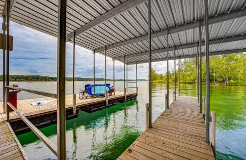 Indian Point House | Branson Cabin with Pool Access and Private Boat Slip!