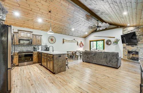 Indian Point House | Branson Cabin with Pool Access and Private Boat Slip!