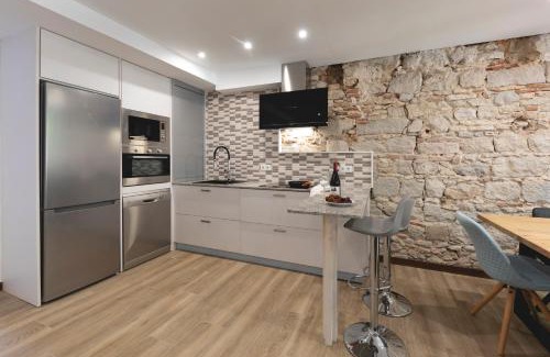 Old Town Apartment | Bravissimo Rambla Eiffel Bridge 1