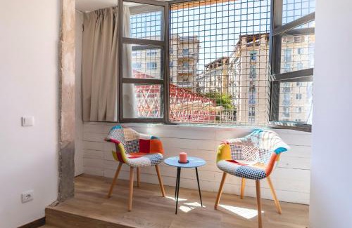Old Town Apartment | Bravissimo Rambla Eiffel Bridge 1