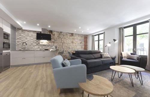 Old Town Apartment | Bravissimo Rambla Eiffel Bridge 1