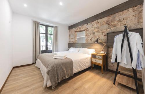 Old Town Apartment | Bravissimo Rambla Eiffel Bridge 1