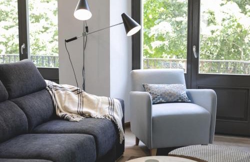Old Town Apartment | Bravissimo Rambla Eiffel Bridge 2