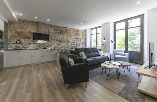 Old Town Apartment | Bravissimo Rambla Eiffel Bridge 2