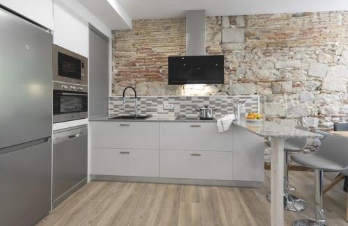 Old Town Apartment | Bravissimo Rambla Eiffel Bridge 2