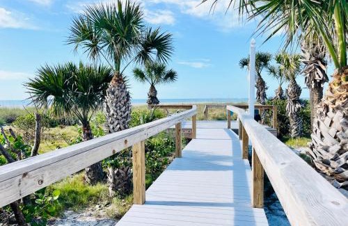 Sanibel Apartment | Breathtaking Views at Seaspray - Oceanfront accomodations