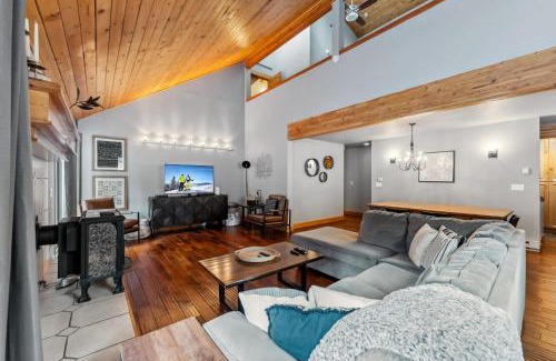 Breckenridge House | Breckenridge Escape with Private Hot Tub & Deck