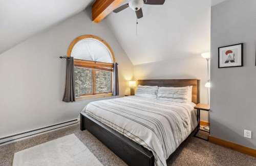 Breckenridge House | Breckenridge Escape with Private Hot Tub & Deck