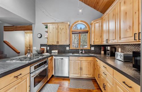 Breckenridge House | Breckenridge Escape with Private Hot Tub & Deck