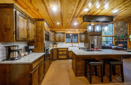 Broken Bow Cabin | Breckoma Lodge sleep 20 w/pool table/bocce/hotTub