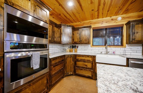 Broken Bow Cabin | Breckoma Lodge sleep 20 w/pool table/bocce/hotTub