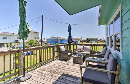 Surfside Beach Cottage | Breezy Surfside Beach Home w/Deck: Walk to Beach