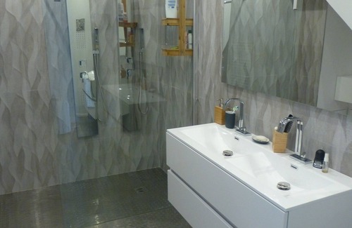 Rive Droite House | Brest Loft, sleeps 8, with jacuzzi