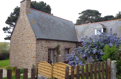 Plougrescant House | Breton house in large garden, close to the sea.