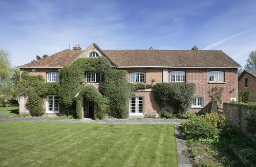 Britford Villa | Bridge Farmhouse - Eight En suite bedrooms