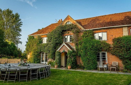 Britford Villa | Bridge Farmhouse - Eight En suite bedrooms