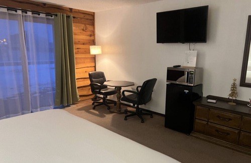 Tomahawk Cabin | Bridge Inn 1st Floor 1KingBed 1Recliner River View