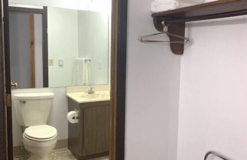 Tomahawk Cabin | Bridge Inn 1st Floor 1KingBed 1Recliner River View