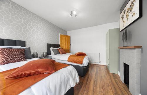 Chapel Allerton House | Bright 3-BR Home-Driveway, Sky-TV-Fast WiFi