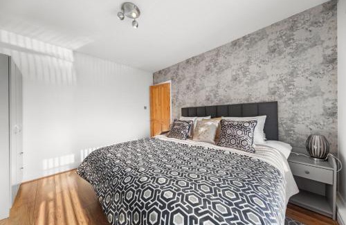 Chapel Allerton House | Bright 3-BR Home-Driveway, Sky-TV-Fast WiFi