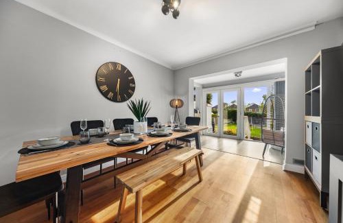 Chapel Allerton House | Bright 3-BR Home-Driveway, Sky-TV-Fast WiFi