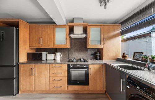Chapel Allerton House | Bright 3-BR Home-Driveway, Sky-TV-Fast WiFi
