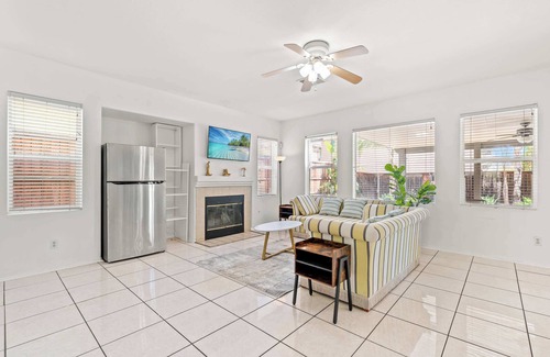 Moreno Valley House | Bright & Airy 5B Home Workspace & Outdoor Lounge