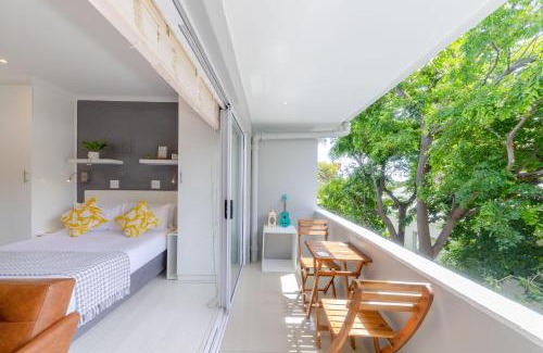 Three Anchor Bay Apartment | Bright Airy Studio in Green Point