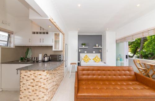 Three Anchor Bay Apartment | Bright Airy Studio in Green Point