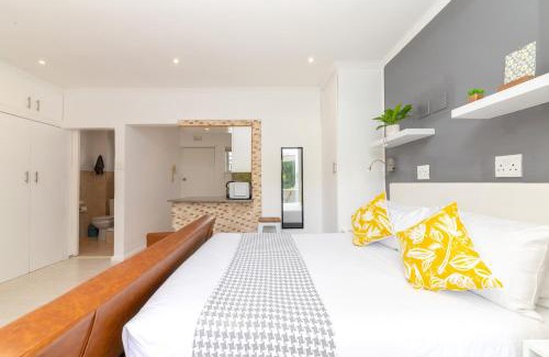 Three Anchor Bay Apartment | Bright Airy Studio in Green Point
