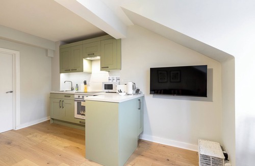 Hackney Apartment | Bright and modern East London loft