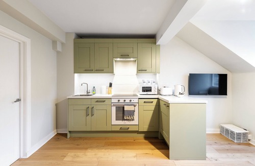 Hackney Apartment | Bright and modern East London loft