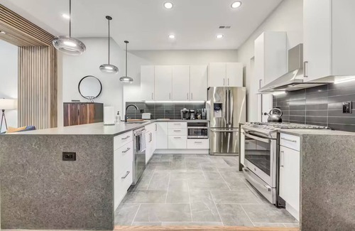 Walnut Hills Apartment | Bright and Sunlit 3 Bdrm 2 Bath