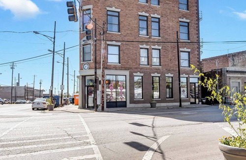 Walnut Hills Apartment | Bright and Sunlit 3 Bdrm 2 Bath