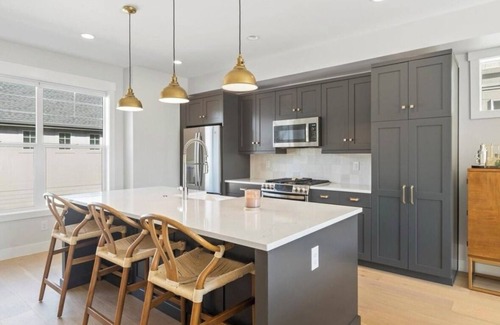 Arvada Plaza Area House | Bright and Warm 3B/4B Entire Townhome just blocks from Charming Old Town Arvada