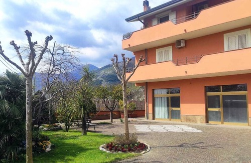 Sora House | BRIGHT APARTMENT IN VILLA WITH Garden and Private Parking