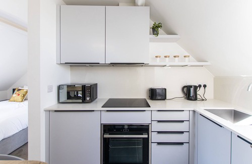 Bristol Apartment | Bright & Beautiful Studio Flat in Bristol