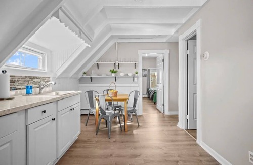 Washington Park Apartment | Bright & Chic in the City