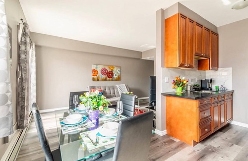 Rosedale Apartment | Bright & Cozy 1 King BR Apt with Netflix - in PRIME Location!