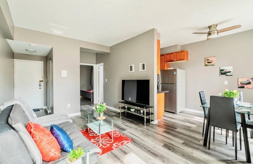 Rosedale Apartment | Bright & Cozy 1 King BR Apt with Netflix - in PRIME Location!