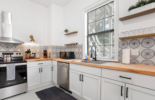 Metropolitan Apartment | Bright Modern Coastal Retreat Near SCAD, 5-Minute Walk to Starland Yard + Food!