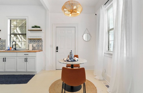 Metropolitan Apartment | Bright Modern Coastal Retreat Near SCAD, 5-Minute Walk to Starland Yard + Food!