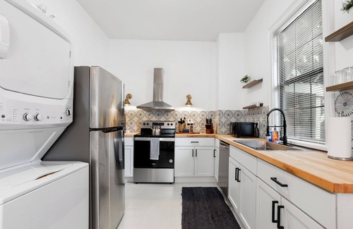 Metropolitan Apartment | Bright Modern Coastal Retreat Near SCAD, 5-Minute Walk to Starland Yard + Food!