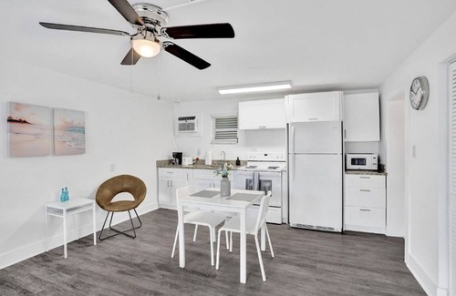 Pompano Beach Apartment | Bright Pompano Beach Aparthotel: Poolside Bliss Just Steps from the Shore!