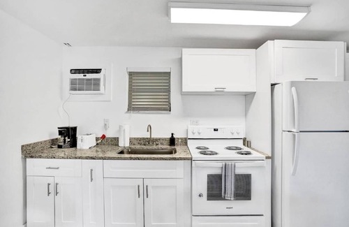 Pompano Beach Apartment | Bright Pompano Beach Aparthotel: Poolside Bliss Just Steps from the Shore!
