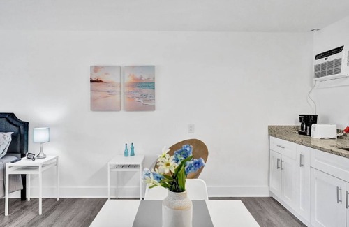 Pompano Beach Apartment | Bright Pompano Beach Aparthotel: Poolside Bliss Just Steps from the Shore!