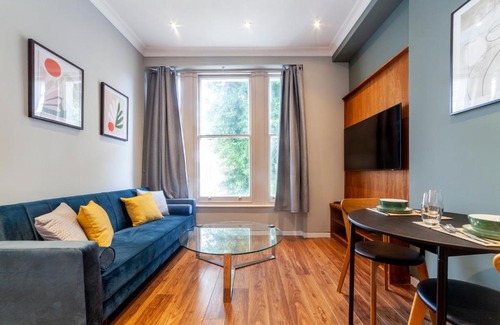 Addison Apartment | Bright & Spacious 1BDR Apt near Lakeside Road