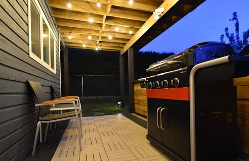 Langley House | 😊 Bright & Spacious Suite by Hwy ✰10min to Thunderbird ✰ FAST WiFi ✰ BBQ