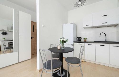 Lagiewniki Apartment | Bright Studio in Cracow with Desk and Bathtub by Noclegi Renters