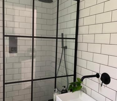 South Norwood Apartment | Bright White Studio Flat & easy access to London